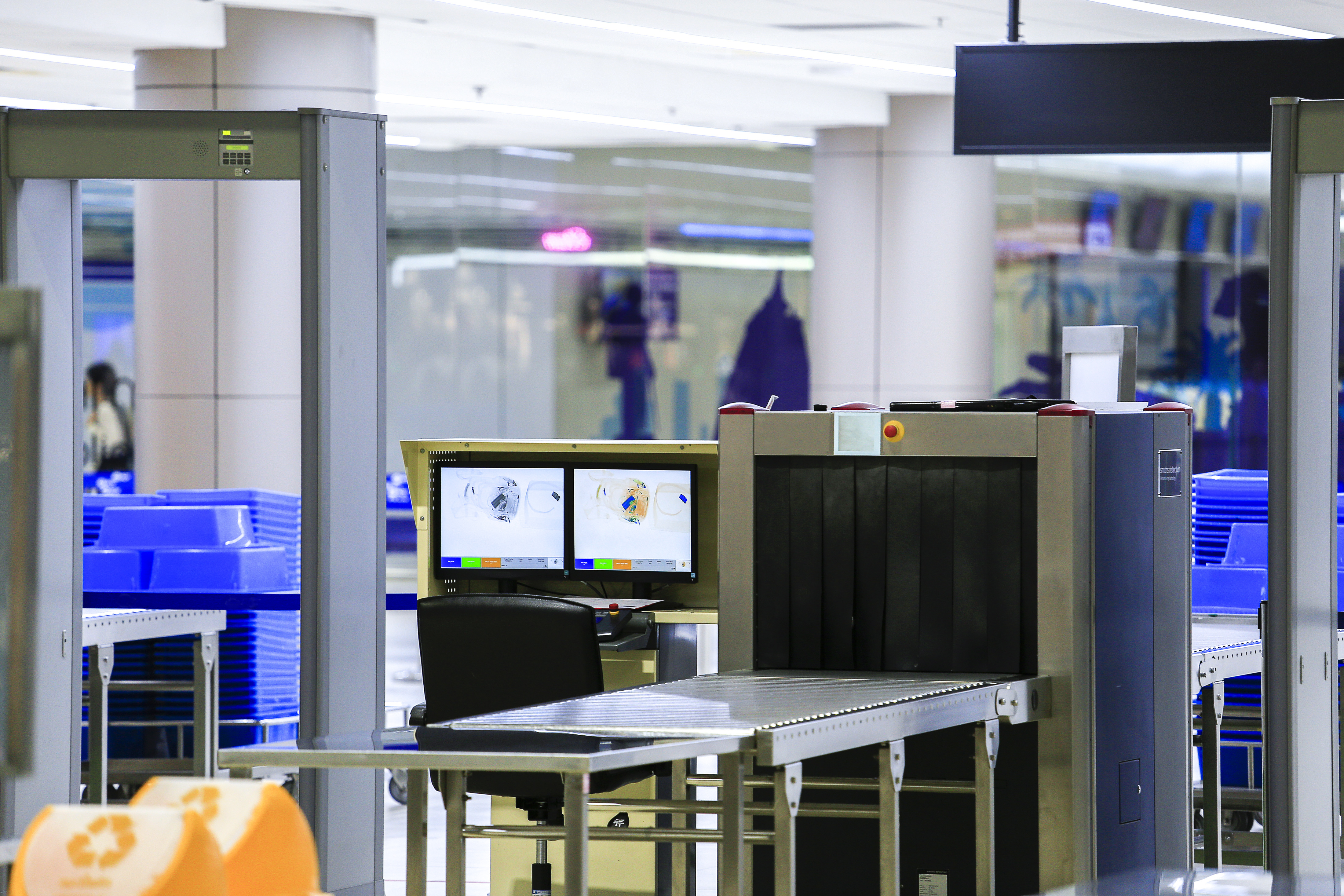 Sicherheitskontrolle mit Körperscanner am Flughafen
