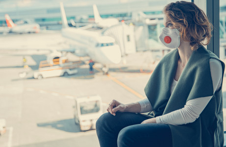 Frau mit Maske am Flughafen