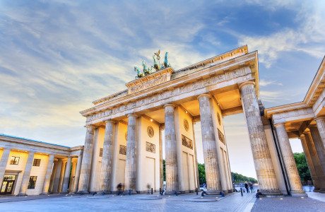 Das Brandenburger Tor bei Sonnenuntergang, mit dem Beginn der Straße des 17. Juni im Hintergrund.