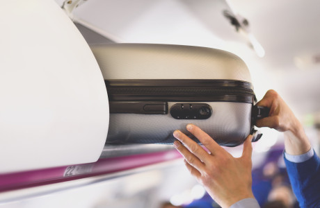 Handgepäckfach im Flugzeug