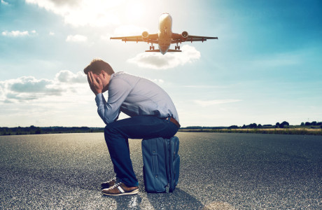 Mann mit Flugangst am Flughafen