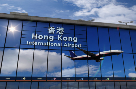 Die Front der Ankunftshalle des Hong Kong International Airport.