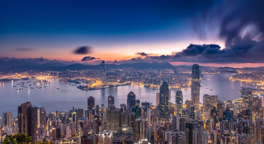 Die Skyline von Hongkong in der Dämmerung.